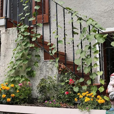 - With Private Garden And Garage בית נופש