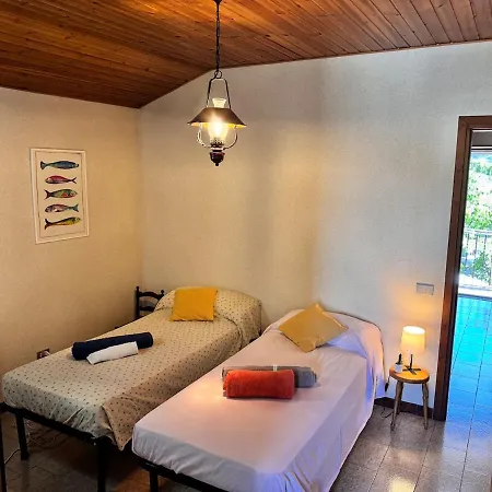 - With Private Garden And Garage Nyaraló